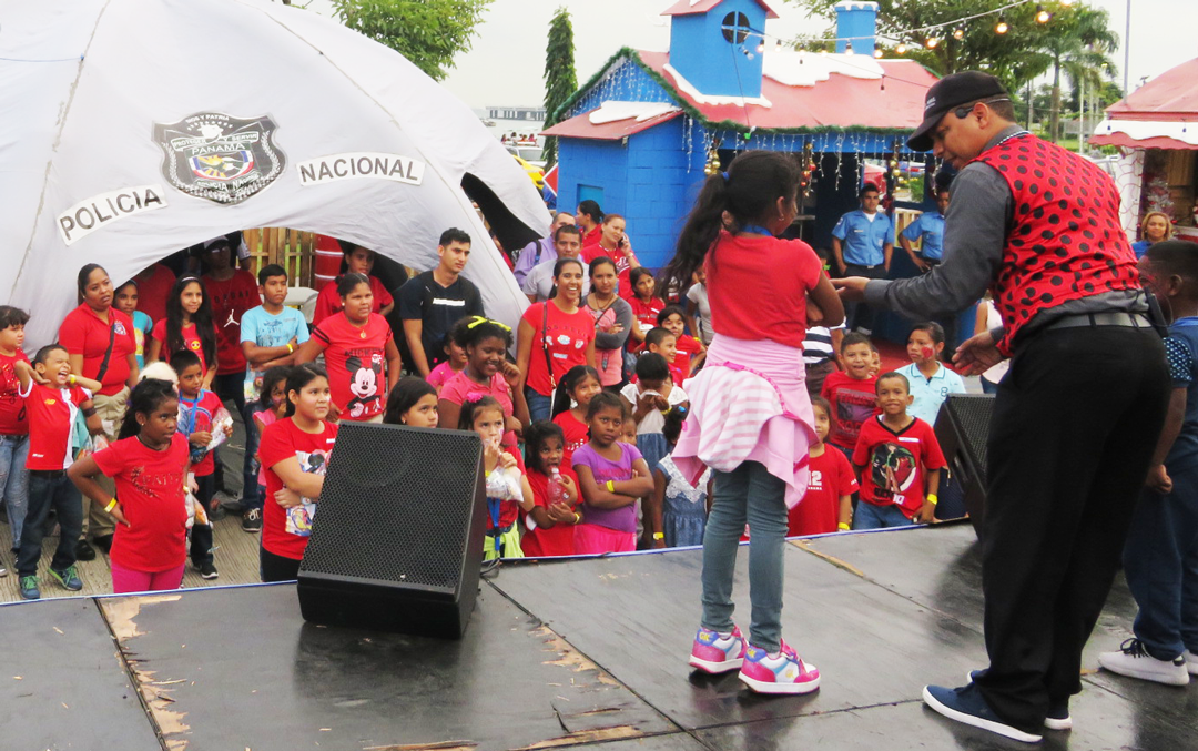 Mago Anel en la Cinta Costera con la Policía Nacional de Panamá